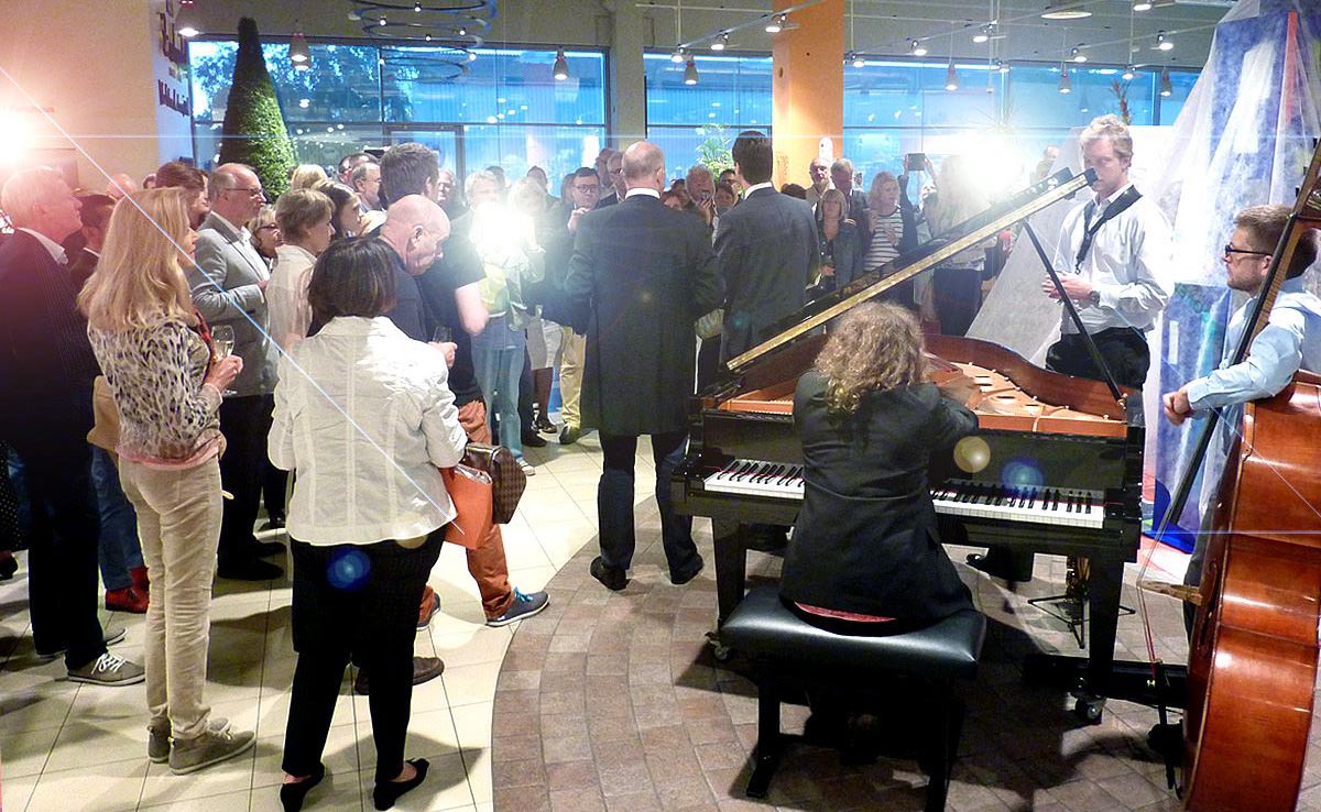 Kunstausstellung im Supermarkt bei Zurheide Feine Kost in Düsseldorf